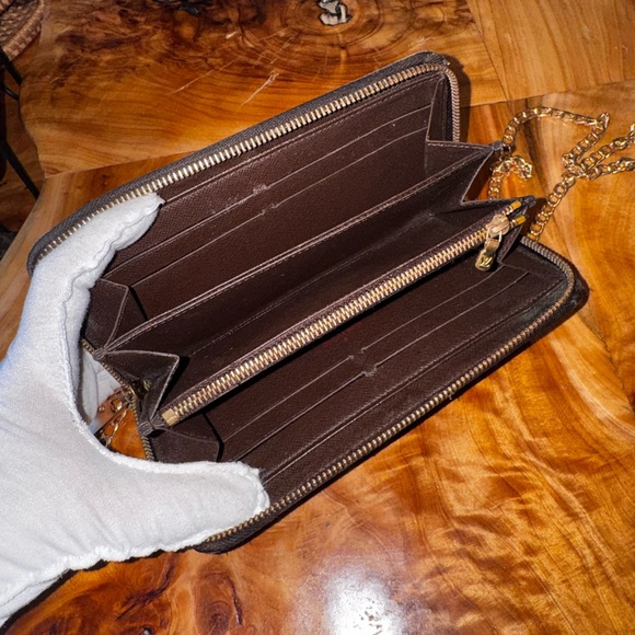 Louis Vuitton
Vintage 2011 Zippy Wallet - Picture 6 of 15